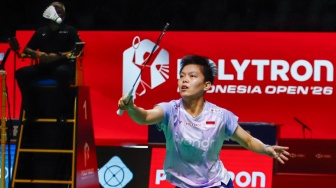 Pebulu tangkis ganda putri Indonesia Siti Fadia Silva Ramadhanti saat melawan ganda putri Jepang Yuki Fukushima dan Mayu Matsumoto China pada babak 8 besar Polytron Indonesia Open 2026 di Istora Senayan, Jakarta, Jumat (5/6/2026). [Suara.com/Alfian Winanto]
