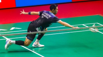Pebulu tangkis tunggal putra Indonesia Jonatan Christie saat melawan tunggal putra Jepang Yushi Tanaka pada babak 8 besar Polytron Indonesia Open 2026 di Istora Senayan, Jakarta, Jumat (5/6/2026). [Suara.com/Alfian Winanto]