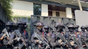 Dijaga Ketat Brimob! KPK Bawa Koper Usai Geledah Rumah Silmy Karim di Kebayoran Baru