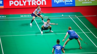 Pebulu tangkis ganda putri Indonesia Amallia Cahaya Pratiwi dan Siti Fadia Silva Ramadhanti saat melawan ganda putri Jepang Yuki Fukushima dan Mayu Matsumoto China pada babak 8 besar Polytron Indonesia Open 2026 di Istora Senayan, Jakarta, Jumat (5/6/2026). [Suara.com/Alfian Winanto]
