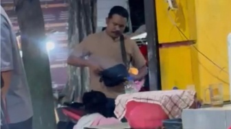 Arogan: Badut Dipaksa Sujud di Bawah Kaki Oknum Polisi Tuban