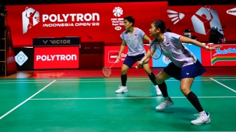 Pebulu tangkis ganda putri Indonesia Amallia Cahaya Pratiwi (kanan) dan Siti Fadia Silva Ramadhanti (kiri) saat melawan ganda putri Jepang Yuki Fukushima dan Mayu Matsumoto China pada babak 8 besar Polytron Indonesia Open 2026 di Istora Senayan, Jakarta, Jumat (5/6/2026). [Suara.com/Alfian Winanto]
