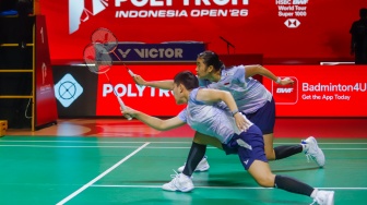 Pebulu tangkis ganda putri Indonesia Amallia Cahaya Pratiwi (kanan) dan Siti Fadia Silva Ramadhanti (kiri) saat melawan ganda putri Jepang Yuki Fukushima dan Mayu Matsumoto China pada babak 8 besar Polytron Indonesia Open 2026 di Istora Senayan, Jakarta, Jumat (5/6/2026). [Suara.com/Alfian Winanto]
