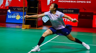 Pebulu tangkis ganda putri Indonesia Amallia Cahaya Pratiwi saat melawan ganda putri Jepang Yuki Fukushima dan Mayu Matsumoto China pada babak 8 besar Polytron Indonesia Open 2026 di Istora Senayan, Jakarta, Jumat (5/6/2026). [Suara.com/Alfian Winanto]
