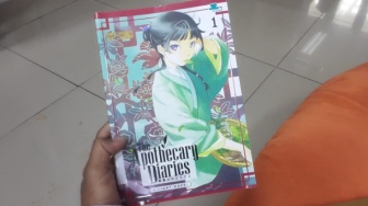 Intrik Istana &amp; Lahirnya Detektif: Review Light Novel Apothecary Diaries