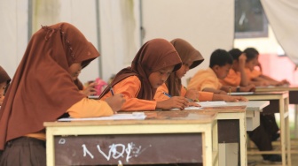 Sejumlah siswa Sekolah Dasar Negeri (SDN) Alue Lhok mengikuti ujian di tenda darurat, di Desa Jambak, Kecamatan Pante Ceureumen, Aceh Barat, Aceh, Jumat (5/6/2026). [ANTARA FOTO/Syifa Yulinnas/kye]