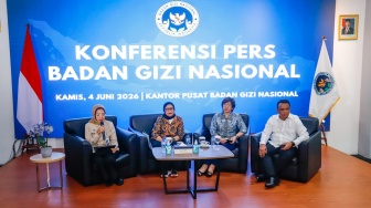 Kepala Badan Gizi Nasional (BGN) Nanik Sudaryati Deyang (kedua kiri) bersama Wakil Ketua BGN Agustina Arumsari (kedua kanan) dan Trenggono (kanan) saat konferensi pers di Gedung BGN, Jakarta, Kamis (4/6/2025). [Suara.com/Alfian Winanto]