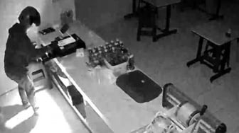 Terekam CCTV, Detik-detik Maling Beraksi Dua Kali di Golqi Chicken Makassar