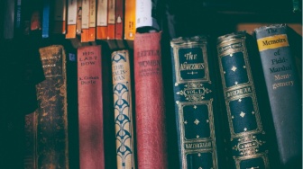 Bukan Emas atau Berlian: 10 Buku 'Tua' Ini Justru Punya Harga Ratusan Miliar Rupiah!