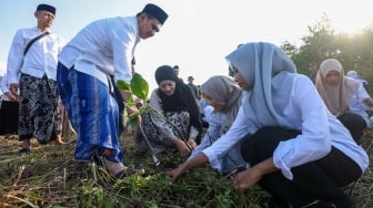 Tumbuhkan Kesadaran Ekologis, Taj Yasin Ajak Ratusan Santri Tanam Mangrove di Rembang