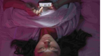Membedah Fenomena Bedtime Procrastination: Ketika 'Lima Menit Lagi' Merampas Waktu Tidur