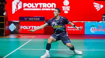 Pebulu tangkis tunggal putra Indonesia Jonatan Christie saat bertanding melawan Pebulu Tangkis tunggal putra Kanada Victor Lai pada pertandingan final Polytron Indonesia Open 2026 di Istora Senayan, Jakarta, Minggu (7/6/2026). [Suara.com/Alfian Winanto]
