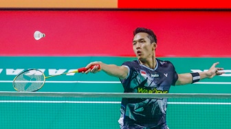 Pebulu tangkis tunggal putra Indonesia Jonatan Christie saat bertanding melawan Pebulu Tangkis tunggal putra Kanada Victor Lai pada pertandingan final Polytron Indonesia Open 2026 di Istora Senayan, Jakarta, Minggu (7/6/2026). [Suara.com/Alfian Winanto]