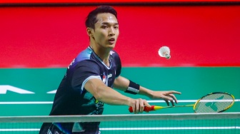 Pebulu tangkis tunggal putra Indonesia Jonatan Christie saat bertanding melawan Pebulu Tangkis tunggal putra Kanada Victor Lai pada pertandingan final Polytron Indonesia Open 2026 di Istora Senayan, Jakarta, Minggu (7/6/2026). [Suara.com/Alfian Winanto]