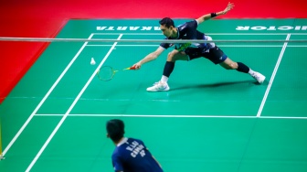 Pebulu tangkis tunggal putra Indonesia Jonatan Christie saat bertanding melawan Pebulu Tangkis tunggal putra Kanada Victor Lai pada pertandingan final Polytron Indonesia Open 2026 di Istora Senayan, Jakarta, Minggu (7/6/2026). [Suara.com/Alfian Winanto]