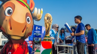 Warga mendapatkan informasi saat kegiatan Bola Gembira Piala Dunia 2026 di SPORT Jabar Arcamanik, Bandung, Jawa Barat, Minggu (7/6/2026).  [ANTARA FOTO/Novrian Arbi/nz]
