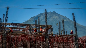 Pekerja menggarap proyek pembangunan Sekolah Rakyat Provinsi Jawa Tengah 1 dengan latar belakang Gunung Sumbing di Desa Candiyasan, Kertek, Wonosobo, Jawa Tengah, Minggu (7/6/2026). [ANTARA FOTO/Aprillio Akbar/nz]
