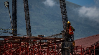 Pekerja menggarap proyek pembangunan Sekolah Rakyat Provinsi Jawa Tengah 1 di Desa Candiyasan, Kertek, Wonosobo, Jawa Tengah, Minggu (7/6/2026). [ANTARA FOTO/Aprillio Akbar/nz]
