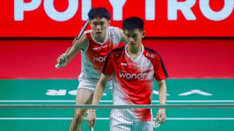 Pebulu tangkis ganda putra Indonesia Raymond Indra/Nikolaus Joaquin saat bertanding melawan Pebulu Tangkis ganda putra Malaysia Goh Sze Fei/Nur Izzuddin pada pertandingan final Polytron Indonesia Open 2026 di Istora Senayan, Jakarta, Minggu (7/6/2026). [Suara.com/Alfian Winanto]