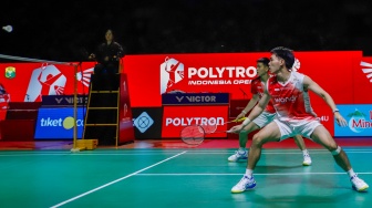 Pebulu tangkis ganda putra Indonesia Raymond Indra/Nikolaus Joaquin saat bertanding melawan Pebulu Tangkis ganda putra Malaysia Goh Sze Fei/Nur Izzuddin pada pertandingan final Polytron Indonesia Open 2026 di Istora Senayan, Jakarta, Minggu (7/6/2026). [Suara.com/Alfian Winanto]