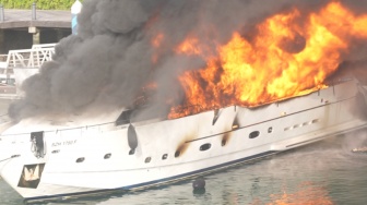 Detik-detik Kapal Pesiar Mewah Terbakar di Marina Sentosa Cove Singapura