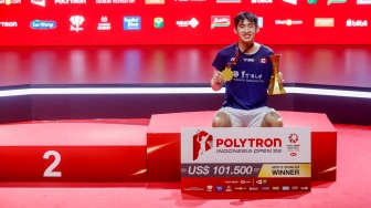 Pebulu tangkis tunggal putra Kanada Victor Lai berpose dengan pialanya usai mengalahkan tunggal putra Indonesia Jonatan Christie pada final Polytron Indonesia Open 2026 di Istora Senayan, Jakarta, Minggu (7/6/2026). [Suara.com/Alfian Winanto]
