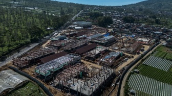 Foto udara proyek pembangunan Sekolah Rakyat Provinsi Jawa Tengah 1 di Desa Candiyasan, Kertek, Wonosobo, Jawa Tengah, Minggu (7/6/2026). [ANTARA FOTO/Aprillio Akbar/nz]