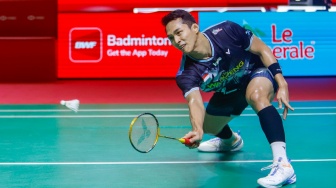 Pebulu tangkis tunggal putra Indonesia Jonatan Christie saat bertanding melawan Pebulu Tangkis tunggal putra Kanada Victor Lai pada pertandingan final Polytron Indonesia Open 2026 di Istora Senayan, Jakarta, Minggu (7/6/2026). [Suara.com/Alfian Winanto]