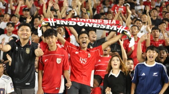 Suporter memberikan dukungan saat laga Timnas Indonesia U-19 melawan Vietnam U-19 dalam Piala AFF U-19 2026 di Stadion Utama Sumatera Utara, Kabupaten Deli Serdang, Minggu (7/6/2026). [ANTARA FOTO/Yudi Manar/Lmo/bar]