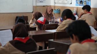 Di Ambang Putus Sekolah, Ribuan Anak Miskin Jateng Diselamatkan Program Sekolah Kemitraan