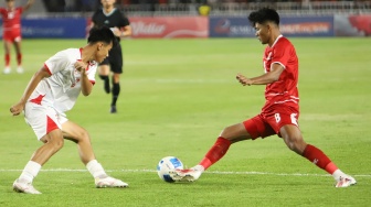 Pesepak bola Timnas Indonesia U-19 Arkhan Kaka Putra Purwanto (kanan) berebut bola dengan pesepak bola Vietnam U-19 Minh Hoi Hoang (kiri) pada pertandingan Piala AFF U-19 2026 di Stadion Utama Sumatera Utara, Kabupaten Deli Serdang, Minggu (7/6/2026). [ANTARA FOTO/Yudi Manar/Lmo/bar]