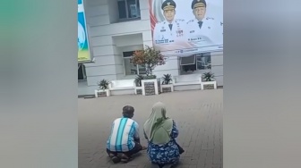 Pilu Pasutri Bersujud di Depan Baliho Bobby Nasution, Minta Bantuan Pengobatan Anak