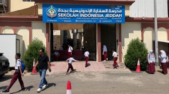Sejumlah siswa menunggu jemputan di depan gerbang Sekolah Indonesia Jeddah (SIJ), Jeddah, Arab Saudi, Minggu (7/6/2026). [ANTARA FOTO/Citro Atmoko/sgd/bar]
