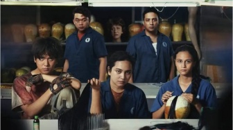 Review Film Monster Pabrik Rambut: Horor yang Dipadukan Kritik Sosial