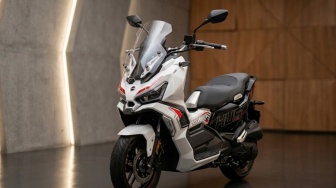 Honda ADV160 Kalah Telak? Kenalan Sama Skutik Adventure Murah dengan Tangki Raksasa