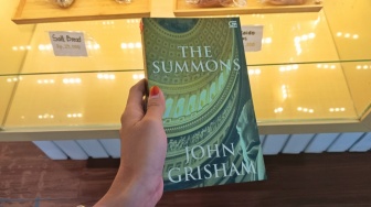 Memburu Rahasia Dibalik Jutaan Dolar Warisan Sang Hakim di Buku The Summons