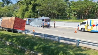 Travel Jakarta-Madura Hantam Truk di Tol Ngawi-Solo, Dua Orang Terjepit Kabin Ringsek