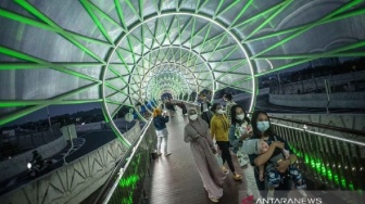 Lift Rusak Akibat Vandalisme, Lansia Terengah-Engah Naiki Tangga JPO Tapal Kuda Lenteng Agung