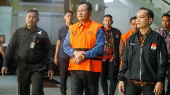 Bupati Muara Enim Edison (tengah) berjalan usai menjalani pemeriksaan di gedung KPK Merah Putih, Jakarta, Rabu (9/6/2026). [Suara.com/Alfian Winanto] 