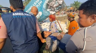 Dua Jam Menantang Maut: Drama Evakuasi Sopir Truk yang Terjepit di Tengah Sawah Mojokerto