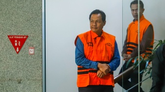 Bupati Muara Enim Edison (tengah) berjalan usai menjalani pemeriksaan di gedung KPK Merah Putih, Jakarta, Rabu (9/6/2026). [Suara.com/Alfian Winanto] 