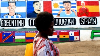 Warga melintas di dekat mural Piala Dunia 2026 di Dok IX, Kelurahan Tanjung Ria, Jayapura Utara, Kota Jayapura, Papua, Senin (8/6/2026). [ANTARA FOTO/Gusti Tanati/sgd/wsj]