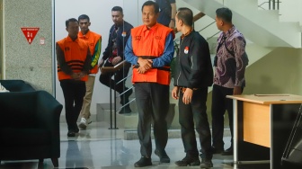 Bupati Muara Enim Edison (tengah) berjalan usai menjalani pemeriksaan di gedung KPK Merah Putih, Jakarta, Rabu (9/6/2026). [Suara.com/Alfian Winanto] 