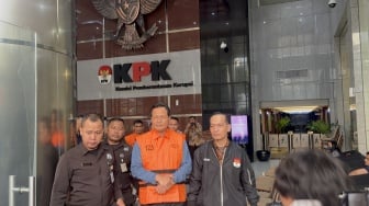 Bupati Muara Enim Resmi Pakai Rompi Oranye KPK