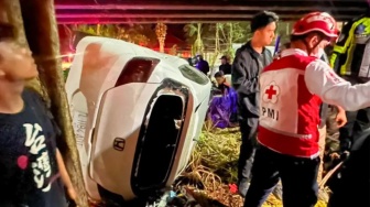 Honda Brio Terjun Bebas dari Flyover Gubeng Surabaya, Sopir Mabuk Malah Ngamuk ke Petugas