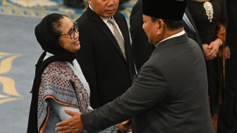 Presiden Prabowo Subianto (kanan) memberikan ucapan selamat kepada Kepala Badan Gizi Nasional (BGN) Nanik S. Deyang (kiri) usai dilantik di Istana Negara, Jakarta, Senin (8/6/2026). [ANTARA FOTO/Bayu Pratama S/hma/YU]