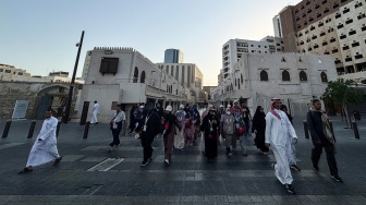 Pengunjung berjalan di pedestrian kawasan bersejarah Al Balad, Jeddah, Arab Saudi, Minggu (7/6/2026). [ANTARA FOTO/Citro Atmoko/sgd/YU]