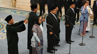 Kepala Badan Gizi Nasional (BGN) Nanik S. Deyang (kedua kiri) bersama Wakil Kepala BGN Agustina Arumsari (kedua kanan) dan Trenggono (ketiga kanan) mengucap sumpah saat dilantik di Istana Negara, Jakarta, Senin (8/6/2026). [ANTARA FOTO/Bayu Pratama S/hma/YU]