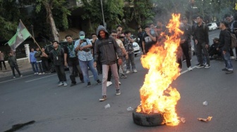 Demo Panas di Depan BI Jatim: Mahasiswa Bakar Ban Sampai Tantang Sumpah Mubahalah