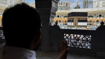 Seorang haji memanjatkan doa saat melaksanakan Tawaf Wada di Masjidil Haram, Makkah, Arab Saudi, Selasa (9/6/2026). [ANTARA FOTO/Citro Atmoko/sgd/nym]

